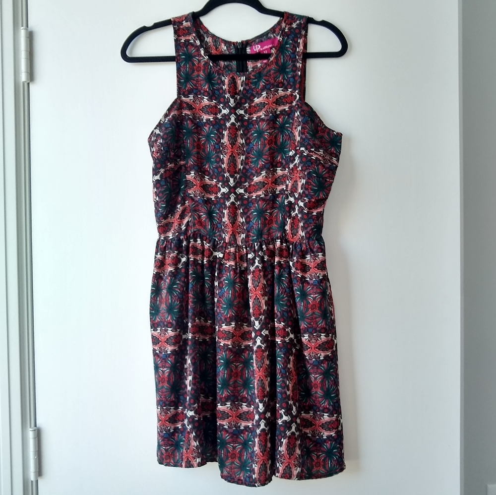 💙 up flattering fit and flare patterned dress